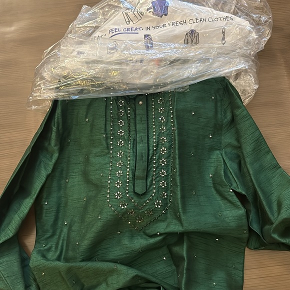 Suhail Hafeez Men’s Green Embroidered Kurta Set - Picture 5 of 6